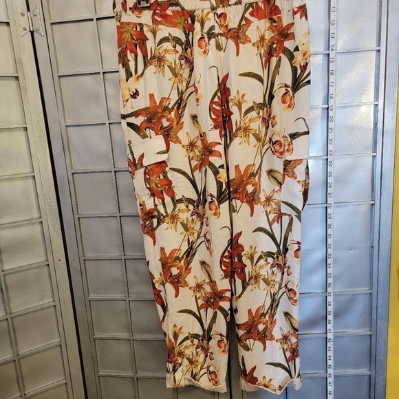 Chico's size 1 (8-10) ankle cream color with floral pants. Has matching belt. - Picture 14 of 15